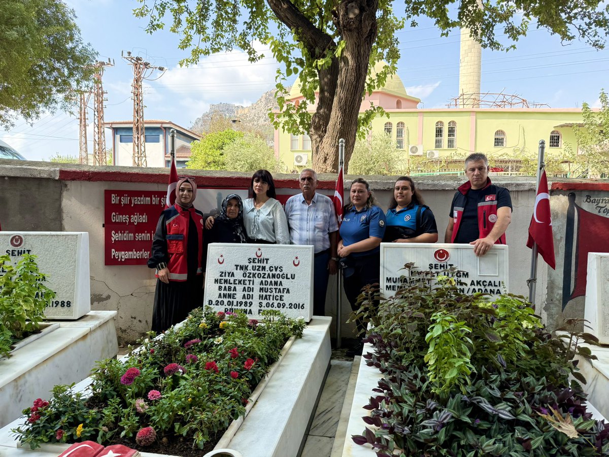 Kozan Sosyal Hizmet Merkezi Müdürlüğü Şehit Aileleri ve Gazi Hizmetleri birimi olarak Kozanlı Şehitlerimizden Şehit Uzm Çvş Ziya ÖZKOZANOĞLU'nun seneyi devriyesi münasebetiyle Garnizon Şehitliğinde düzenlenen Mevlüt Programına katılım sağlayarak Şehit ailemizin yanında bulunduk🇹🇷