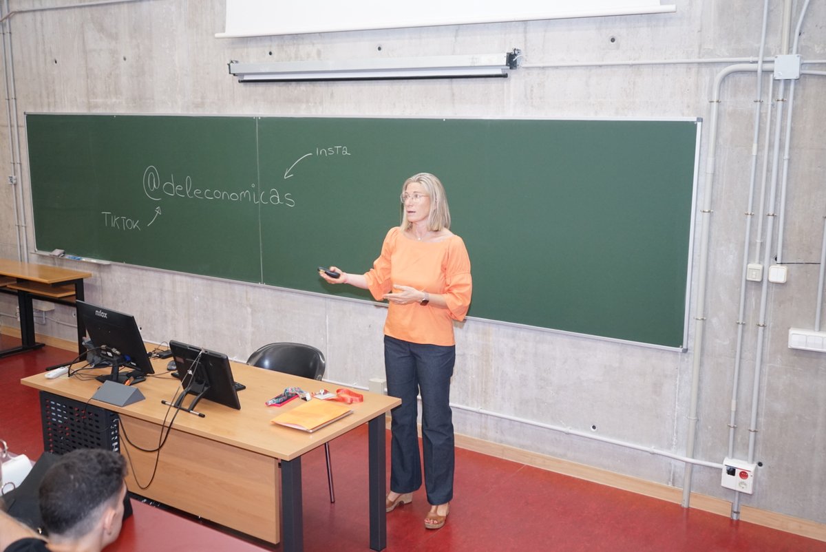 EconomicasUMU's tweet photo. Jornada de Bienvenida de Estudiantes de nuevo ingreso de la Facultad de Economía y Empresa de la @UMU, turno de Tarde..  

Participan @mc_sanchezanton (Secretaria), Nuria Esteban (Vicedecana de Estudiantes y Empleabilidad) y
@deleconomicas.   

Actividad del PAO curso 2025/26. https://t.co/zU96G6VSdp