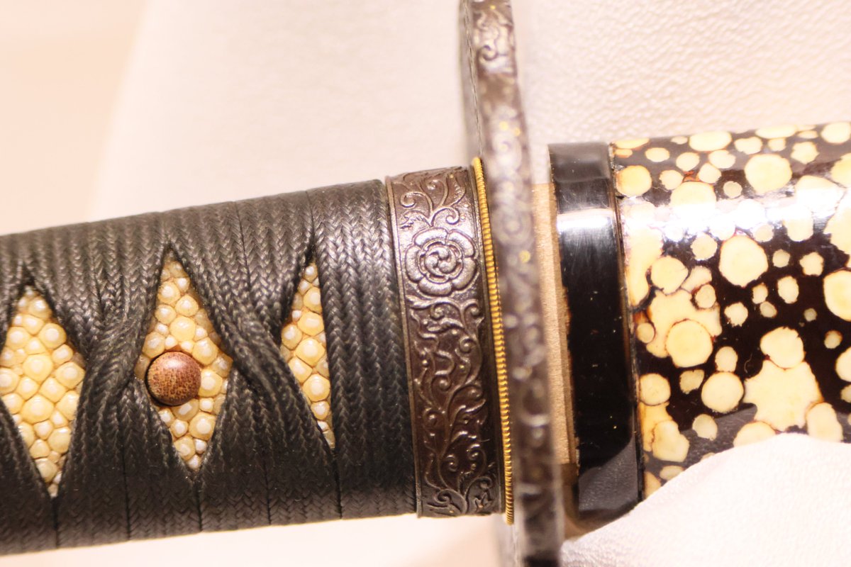 名古屋城の西の丸御蔵城宝館で開催中の企画展「文化財を伝える」より
乕徹の拵えの縁頭に
「おっ、織田木瓜！！」
ズームしたら「ちゃうやん⤵」