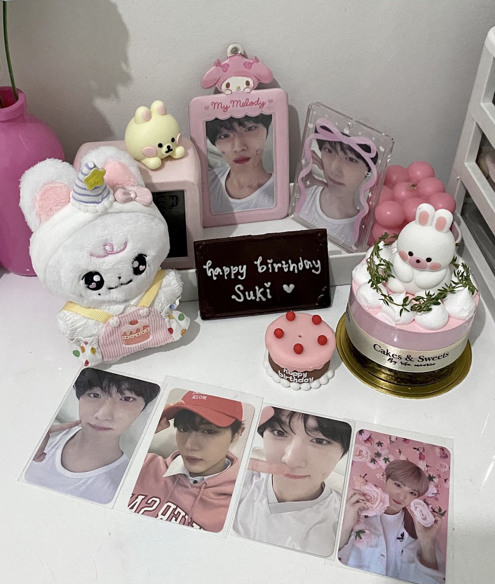 highup_yhs's tweet photo. 🎀:¨ ·.· ¨:
       `· . “Happy Birthday, Hyunsuk“🐰🎂

May your day be filled with warmth and happiness, just like the way you fill my heart 🌸✨

ㅡI love you so much it can’t even fit into words

#컴백날_현석이_24번째생일
#PrinceHyunsukDay
#예쁜_서기_스물다섯살
#LovelyHyunsuk25 https://t.co/qzpS4linfX