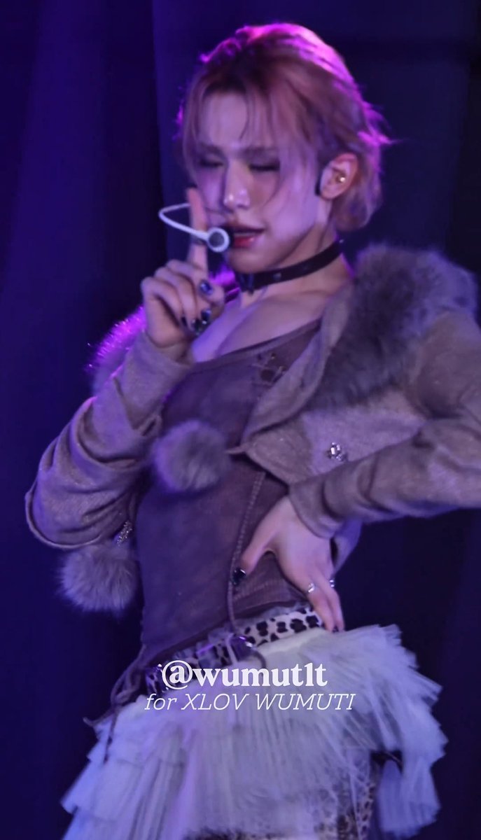 fuzziiwuzzii_'s tweet photo. I,, really like,,,,, this top ,,,,,,, https://t.co/m34D5W8TIl