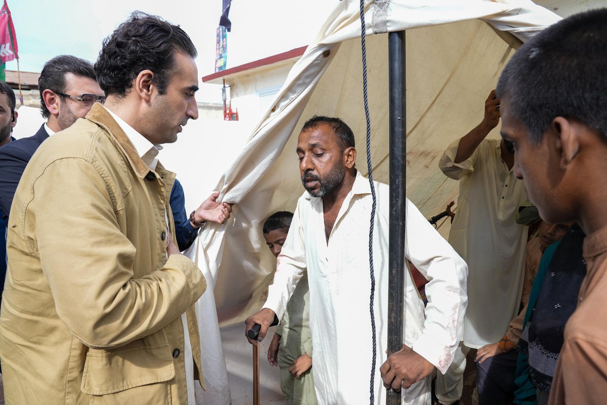 چیئرمین پی پی پی  بلاول بھٹو زرداری کاملتان کےسیلاب متاثرہ علاقوں کا دورہ 
 کیمپ میں رہائش پذیرمتاثرین سے گفتگو
اس موقع پرگورنر پنجاب سردار سلیم حیدرخان،ممبران قومی اسمبلی سید عبدالقادرگیلانی سیدعلی قاسم گیلانی،ملک منظورڈمرہ بھی انکےہمراہ موجودتھے
<a href="/BBhuttoZardari/">BilawalBhuttoZardari</a> 
<a href="/KasimGillani/">Kasim Gilani</a>