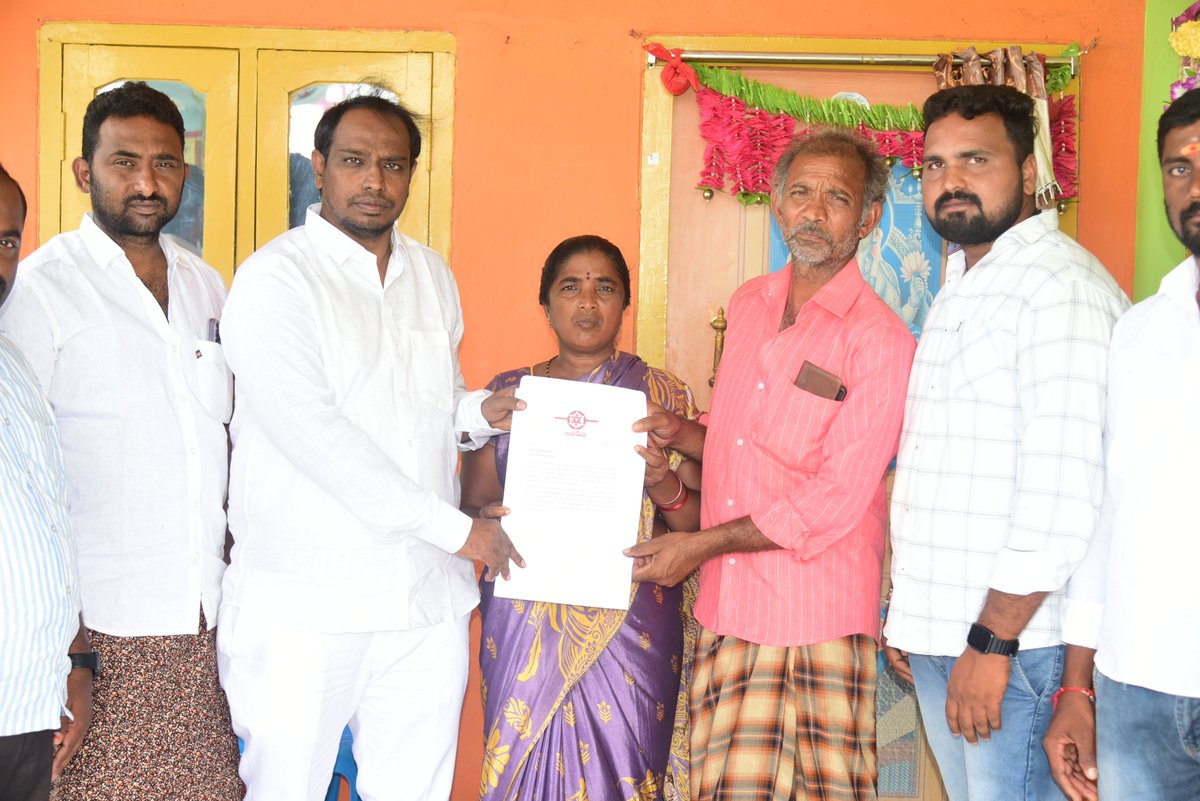 PanditiMalhotra's tweet photo. జనసేన కుటుంబానికి 5 లక్షలు ఆర్థిక సహాయం చేసిన జనసేన అధినేత శ్రీ పవన్ కళ్యాణ్ గారికి మైదుకూరు జనసేనపార్టీ తరుపున హృదయపూర్వక ధన్యవాదాలు తెలుపుతున్నాను.
#PanditiMalhotra #Mydukur #APIDC #Director #JanaSenaParty #KriyaMembership #JanaSainik #JanaSena #PawanKalyan
@JanaSenaParty @PawanKalyan @JSPShatagniTeam @mnadendla @NagaBabuOffl @JSPVeeraMahila @AjayaKumarJSP @PrasannaNalle @SURENDRAPILLEL1