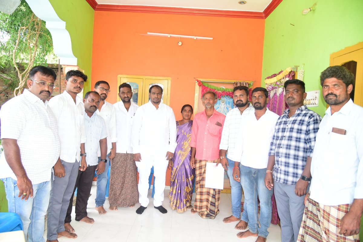 PanditiMalhotra's tweet photo. జనసేన కుటుంబానికి 5 లక్షలు ఆర్థిక సహాయం చేసిన జనసేన అధినేత శ్రీ పవన్ కళ్యాణ్ గారికి మైదుకూరు జనసేనపార్టీ తరుపున హృదయపూర్వక ధన్యవాదాలు తెలుపుతున్నాను.
#PanditiMalhotra #Mydukur #APIDC #Director #JanaSenaParty #KriyaMembership #JanaSainik #JanaSena #PawanKalyan
@JanaSenaParty @PawanKalyan @JSPShatagniTeam @mnadendla @NagaBabuOffl @JSPVeeraMahila @AjayaKumarJSP @PrasannaNalle @SURENDRAPILLEL1