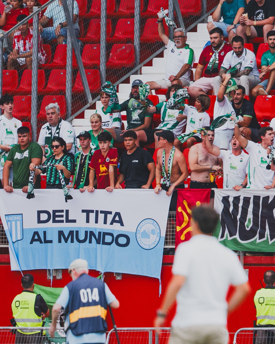 "DEL TITA AL MUNDO" 💙

👉 La bandera que apareció ayer en la tribuna del #RacingSantander 🇪🇦.