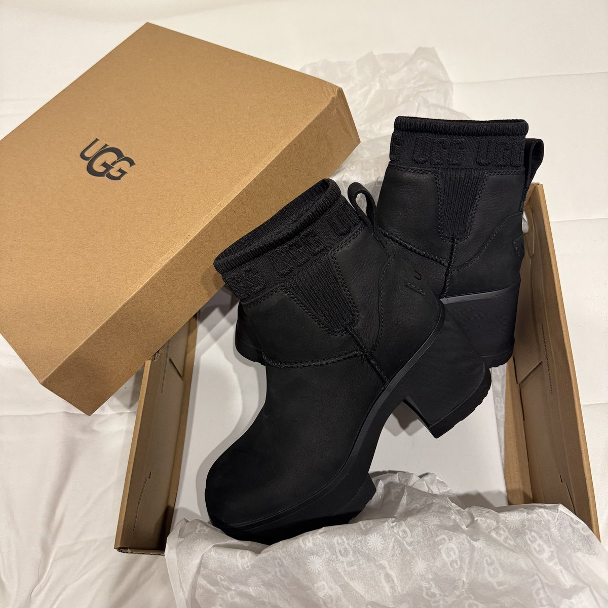 Ommmmx's tweet photo. 去年即完してたUGGのブーツ
今年は少しデザイン変わったけど
発売されてて即購入❕🤍

"Moxy Chelsea"

店員さん曰く今年も絶対に売り切れるって‼️
在庫がある今のうち買うのがオススメ🙊💭

#ugg #uggブーツ https://t.co/YXiAhws39l