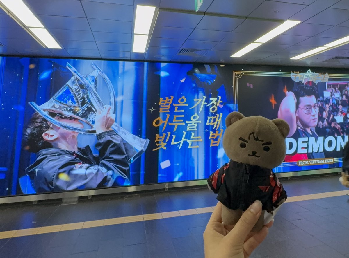 dduroriro's tweet photo. #구마유퍼스트
#ALWAYSOURFIRST
#Happy_5th_Debut_Annivesary
#구마유시 #GUMAYUSI
💫✨별은 어두울 때 가장 빛나는 법✨💫
광고 나올 때 통로에 민형이로 가득차서
너무너무 예뻤어요💙🩵💙🩵
멋진 광고 감사합니다아 :3 https://t.co/X4bIpxbGLW