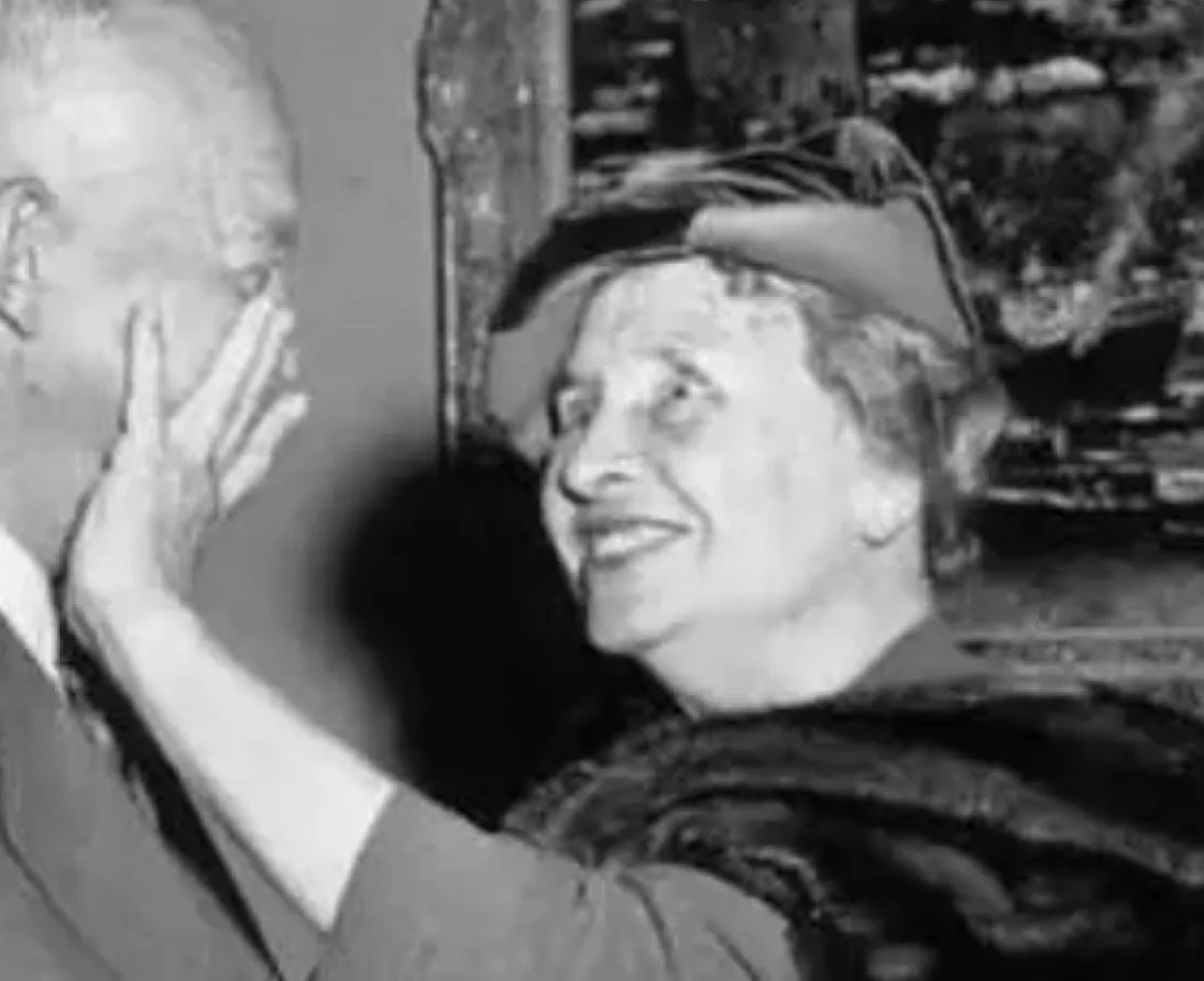 (( هيلين كيلر ))
فقدت السمع والبصر وهي طفلة، لكنها صارت كاتبة ومحاضرة عالمية، تُدرّس قصتها في الصبر والإرادة