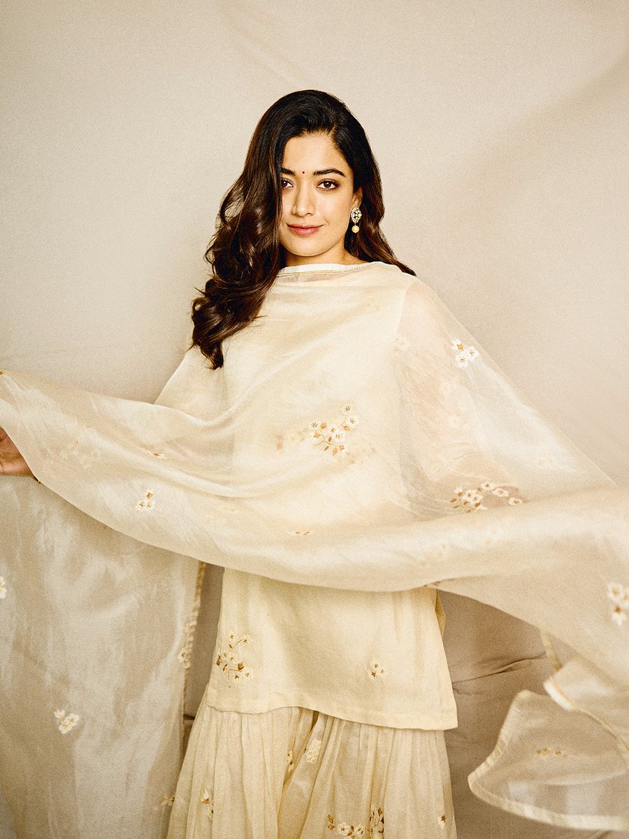 Ye short kurta or sharara set behad khoobsurat or isko pehenne wali patakha lag rahi hai 🤩
#RashmikaMandanna ❤️