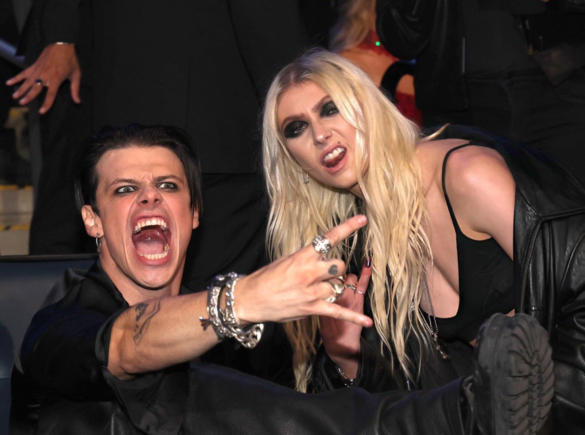dailytaymomsen's tweet photo. when baddies meet https://t.co/B8dRIQHEYu