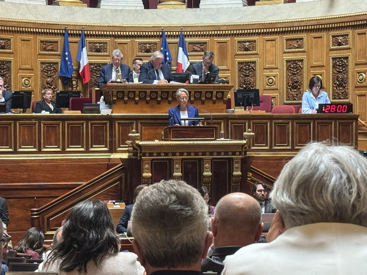 Moment historique ? Non. Notre pays est il capable de se reformer ? Je le crois. 
Nous sommes endettés, vrai. Cette dette n’est plus tenable, vrai aussi. Mais avant de penser à augmenter les impôts, coupons dans l’état central et son organisation lourde et tentaculaire. Vraiment.