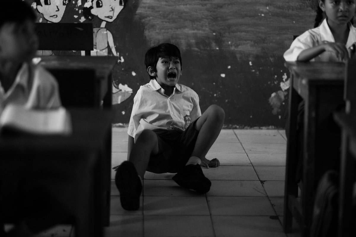 HabisNontonFilm's tweet photo. Minton udah nonton MARYAM: JANJI &amp; JIWA YANG TERIKAT.

Film horor based on true story yg berani, nih. Scene pembukanya gak biasa:
- Adegan di sekolah
- Berdarah-darah
- Hitam putih

Jujur, ternyata efeknya malah jadi makin mencekam. 😰

Tayang 18 September di bioskop. https://t.co/F6xEebDOeb