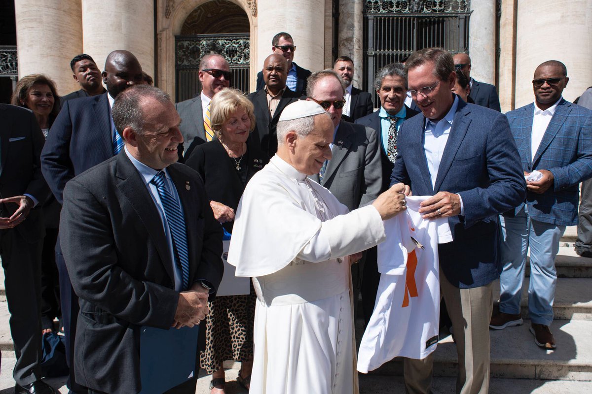 CSexton25's tweet image. An honor to meet and speak with Pope Leo XIV last Wednesday at the Vatican. I presented His Holiness with a personalized @Vol_Football jersey. #EverywhereUT