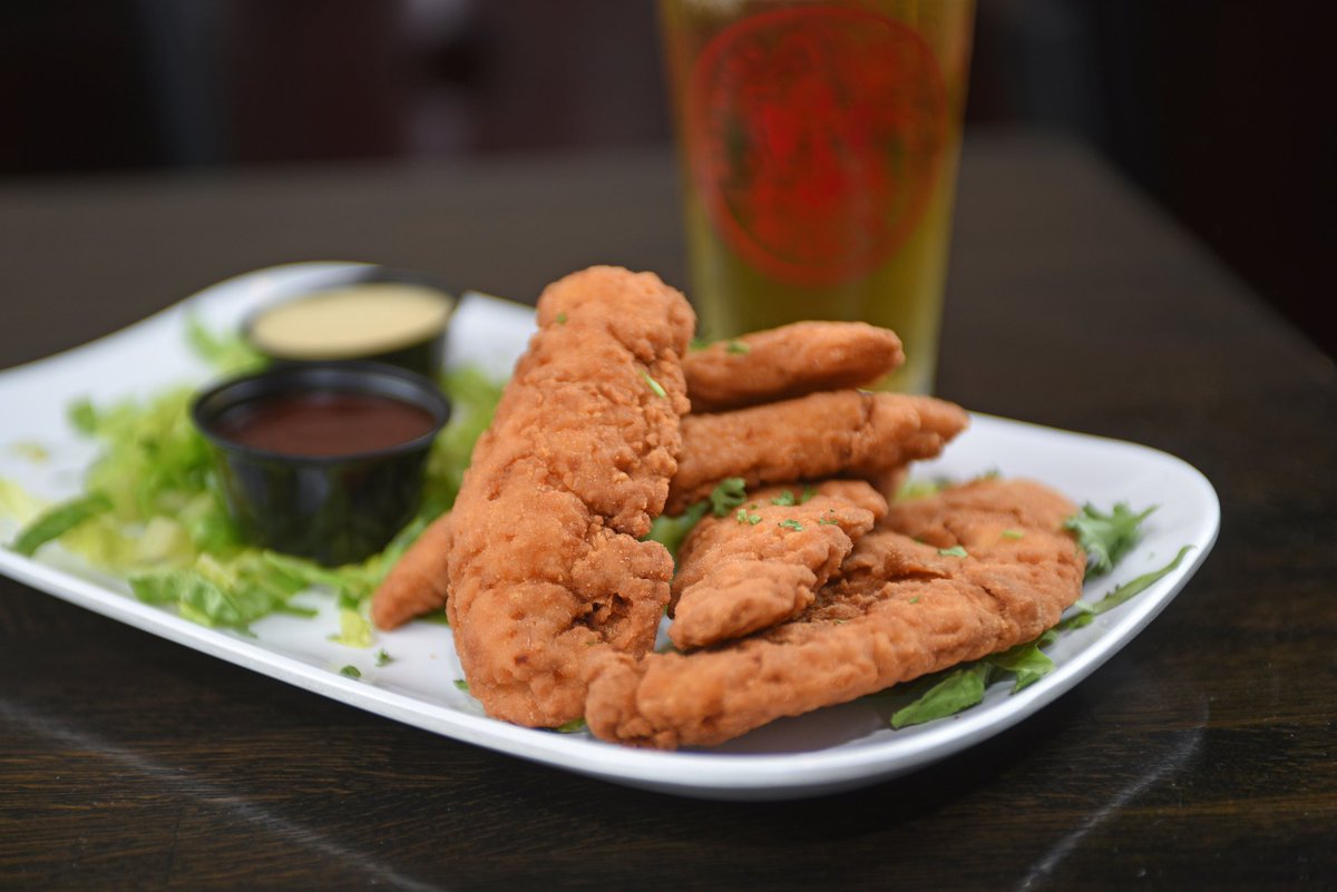 Who's craving our Chicken Tenders Basket today? 🍗🍟 Served with your choice of sauce, it's a fan favorite at Rivals Brew Pub! 👏 #ChickenCravings #RivalsBrewPub