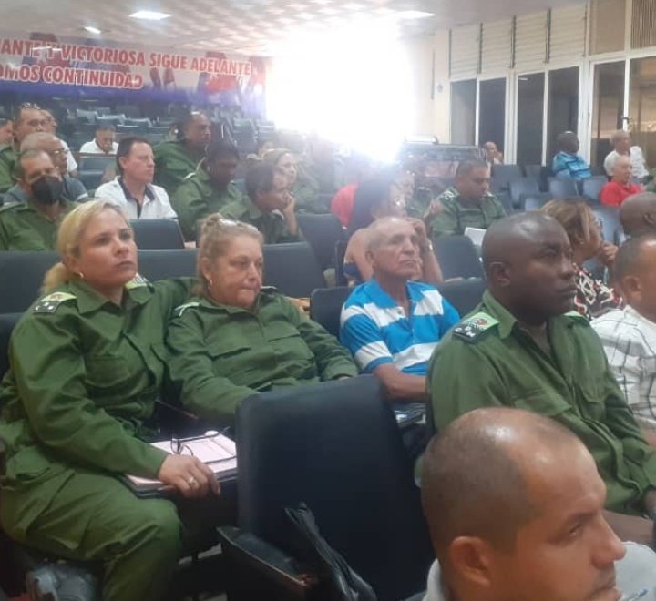 YaimyrB's tweet photo. 🇨🇺🇨🇺 Inicia en #Camagüey Reunión de Estudio del Presidente del Consejo de Defensa Provincial.  Prepararse para la guerra es la mejor forma de evitarla. #CubaVencerá 
#PorCamagüeyTodo.
🔵⚪🔴 https://t.co/BSvD5ihczD