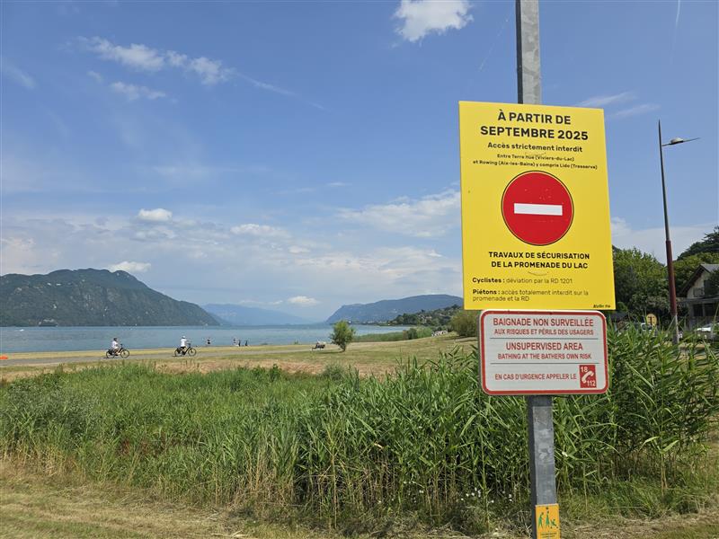 BourgetLac's tweet photo. ⚠️ Attention : la promenade du lac est fermée dès aujourd’hui !
🚷 Accès interdit entre le Rowing et les Mottets pour 6 mois de travaux.
📅 Réouverture prévue en mars 2026.
https://t.co/gR169j5HOv https://t.co/VK9heqBIlt
