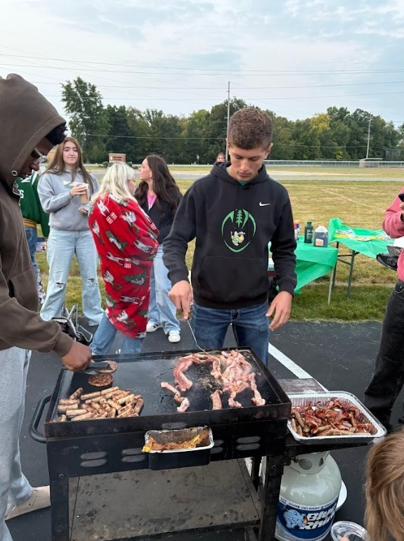 coryrawsonlocal's tweet photo. Seniors kicked off their first Friday of the school year with a beautiful senior sunrise, breakfast and painting the rock! https://t.co/4R2lf5Dpu9
