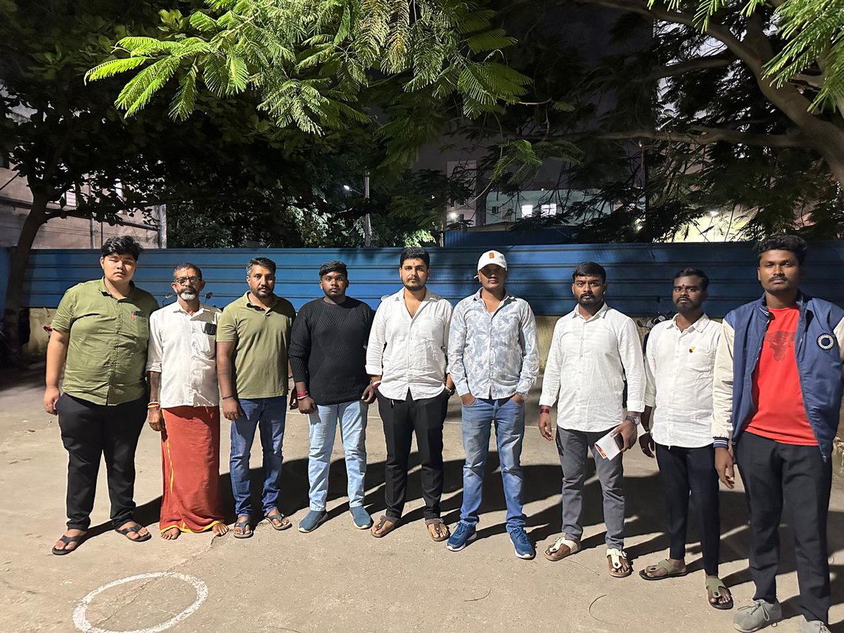 ಬೆಳಗ್ಗೆ ಯಾರೋ ಹಿಂದಿವಾಲ ನಮ್ಮ <a href="/BMTC_BENGALURU/">BMTC</a> ಬಸ್ ಚಾಲಕರ ವಿರುದ್ಧ ವಿಡಿಯೋ ಮಾಡಿ ಭಾಷೆಗೆ ತಳುಕು ಹಾಕಿದ್ದ ಪ್ರಕರಣ ಗಮನಿಸಿ ಕೂಡಲೇ ನಮ್ಮ ಯುಕವೇ<a href="/Aditya_N_Raj/">ಆದಿತ್ಯ ಎನ್ ರಾಜ್ - Aditya N Raj</a>
<a href="/Chethan_Surya_S/">ಚೇತನ್ ಸೂರ್ಯ ಎಸ್ - Chethan Surya S</a> ಅವರ ಗಮನಕ್ಕೆ ತಂದು ಪೊಲೀಸರಿಗೆ ನಿಜ ವಿಷಯ ತಿಳಿಸಿ ಚಾಲಕರಿಗೆ ನ್ಯಾಯಕೊಡಿಸಲು ಹೇಳಿದ್ದು ಇಂದು ಮಹದೇವಪುರ ಠಾಣೆಯಲ್ಲಿ ಅವನ ವಿರುದ್ದ ದೂರು ದಾಖಲಾಗಿದೆ.