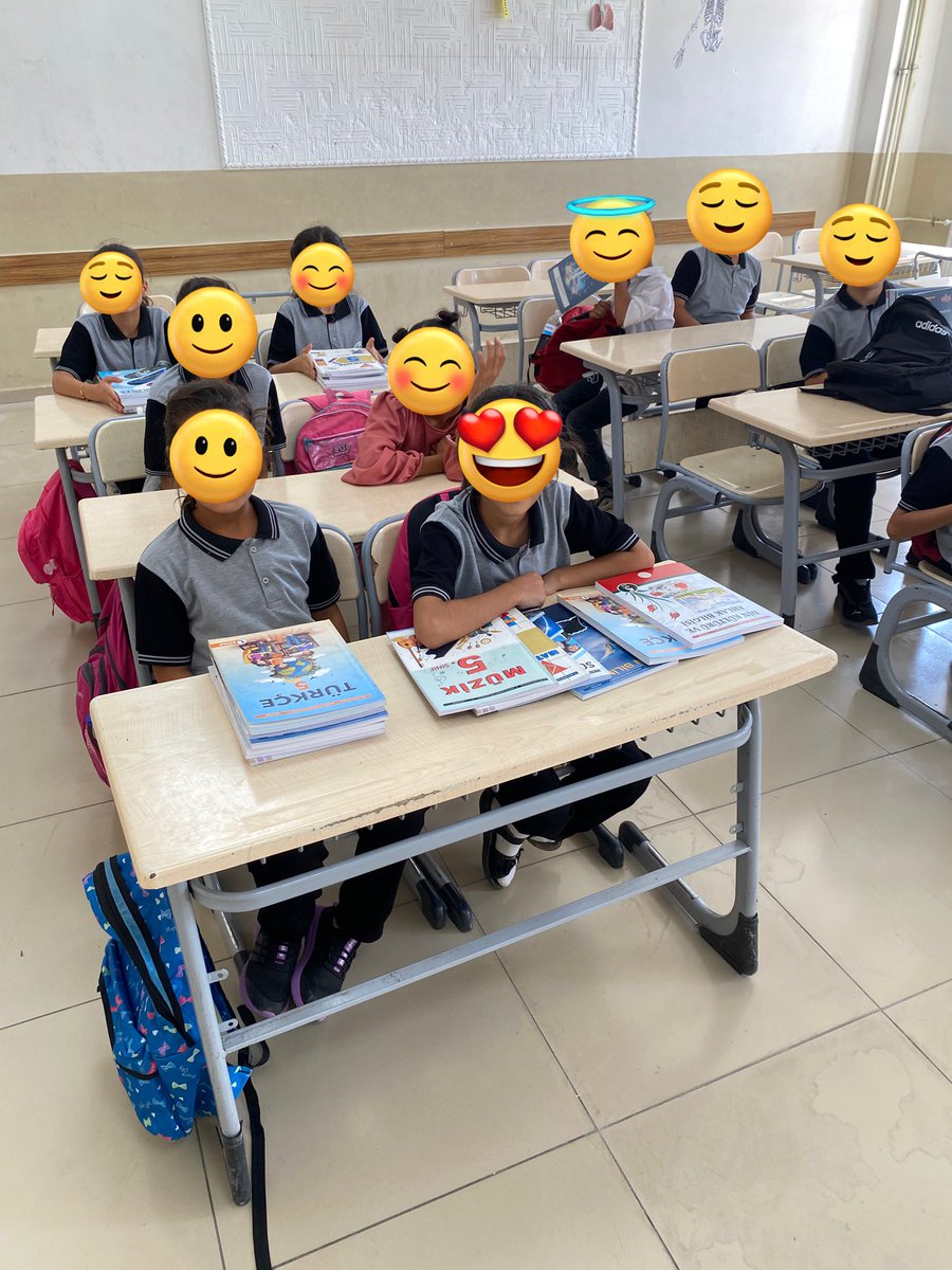 omeerHocaa's tweet photo. Yeni gelenler atölyemizi hemen bulsunlar diye. 💙
Canım küçükler , canım 5’ler. 
Canım sınıfım 🌸💙 https://t.co/yQPE7IikdB