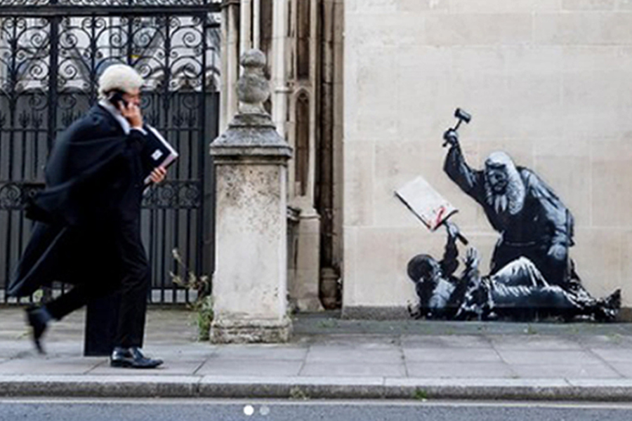 ScotNational's tweet photo. A new Banksy artwork at the Royal Courts of Justice has been quickly covered up by authorities.

The piece showed a judge attacking a protester with a gavel – and appeared just two days after almost 900 Palestine activists were arrested in London https://t.co/LrWcjl3KpV