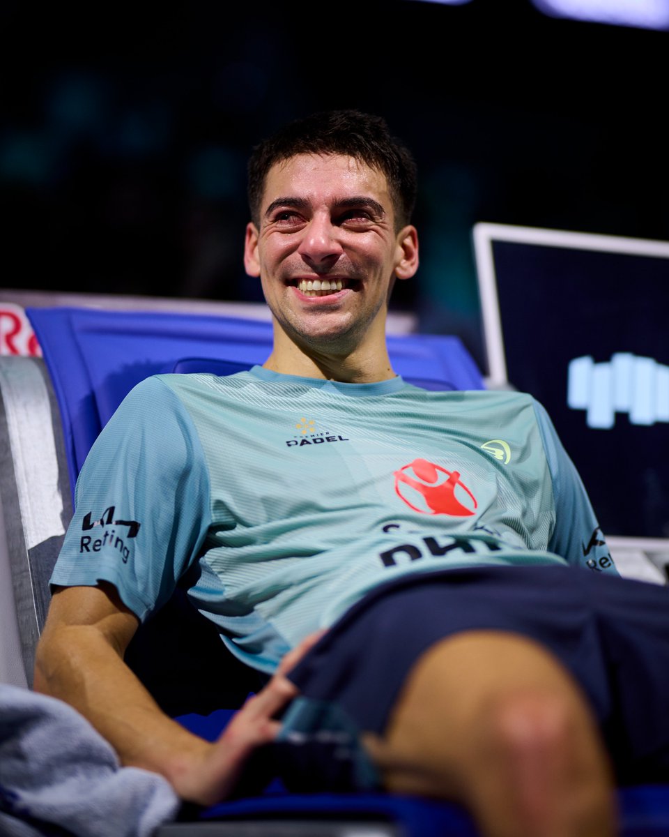 VeinteDiez's tweet photo. "LA SEMANA PASADA ME CREÍA QUE ERA MALÍSIMO"

La reflexión de Martín Di Nenno después de ganar el Madrid P1 es brillante 🇦🇷🦵

➤ "Yo obviamente sueño con ganar torneos y todo, pero extrañaba ser competitivo. Me estaban pasando por arriba por todos lados, me sentía lento, sentía que me dolían mucho las piernas, la cadera y estoy terminando los partidos un poco justo, pero tener la locura de Leo al lado me hace decir: ‘Bueno, que pase lo que tenga que pasar’”.

➤ “La semana pasada me creía que era malísimo. Tampoco es  que ahora soy Maradona, pero este título me refuerza la confianza. Todos en mi equipo confían muchísimo en mí, y yo también tengo que hacer eso”.

➤ “Me había acostumbrado a jugar muchísimos sábados, domingos. Ganásemos o perdiésemos, en casa no tengo ningún trofeo pero los regalaba a familiares, gente de mi equipo. Lo tomaba como algo cotidiano. Hoy lo valoro muchísimo porque sé que las cosas buenas en el deporte, lamentablemente, no duran para siempre”.

➤ “Hace dos años, jugar las finales era normal. Pasar por lo que pasé me hace valorar más todo ésto. Es la pequeña enseñanza que me quedó”.