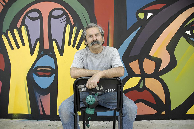 Orgullo total: Alejandro “Mono” González recibe el Premio Nacional de Artes Plásticas 2025.
Su muralismo ha pintado la memoria y la lucha social de Chile, desde la Brigada Ramona Parra hasta murales icónicos que siguen hablando de nosotros.  #PremioNacional