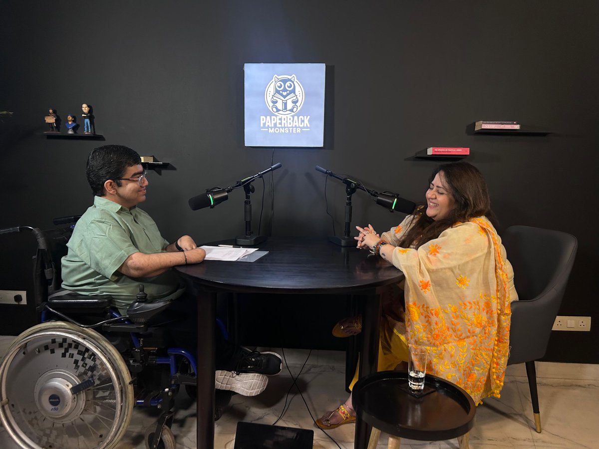 Radhika_Khera's tweet image. कुछ बातें किताबों में नहीं मिलतीं, उन्हें जीना पड़ता है। और कुछ बातें… इन तस्वीरों में छिपी हैं 📸
When words flow, time disappears. These pictures caught a few seconds of it.
Across from @nipunmalhotra I wasn’t just answering questions… I was dodging landmines 🎙️