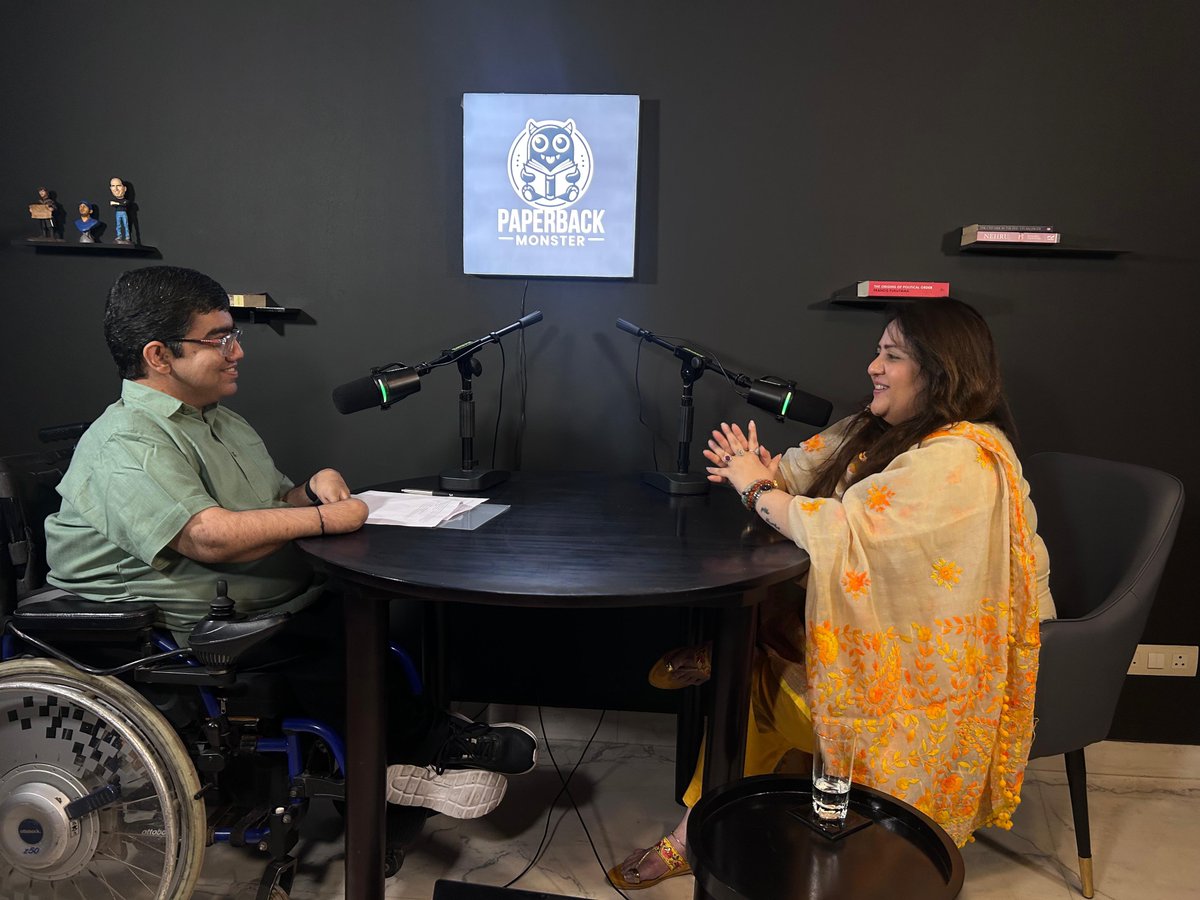 Radhika_Khera's tweet image. कुछ बातें किताबों में नहीं मिलतीं, उन्हें जीना पड़ता है। और कुछ बातें… इन तस्वीरों में छिपी हैं 📸
When words flow, time disappears. These pictures caught a few seconds of it.
Across from @nipunmalhotra I wasn’t just answering questions… I was dodging landmines 🎙️