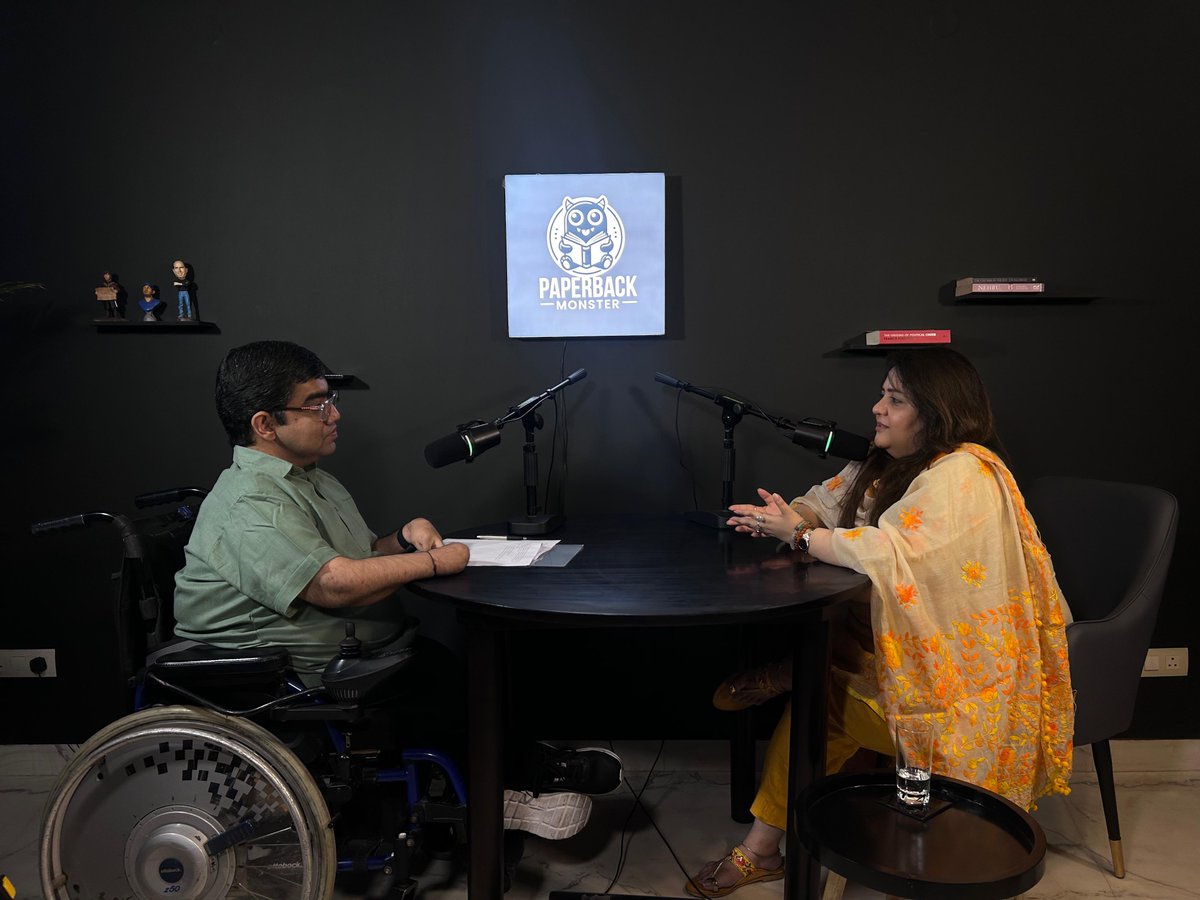 Radhika_Khera's tweet image. कुछ बातें किताबों में नहीं मिलतीं, उन्हें जीना पड़ता है। और कुछ बातें… इन तस्वीरों में छिपी हैं 📸
When words flow, time disappears. These pictures caught a few seconds of it.
Across from @nipunmalhotra I wasn’t just answering questions… I was dodging landmines 🎙️