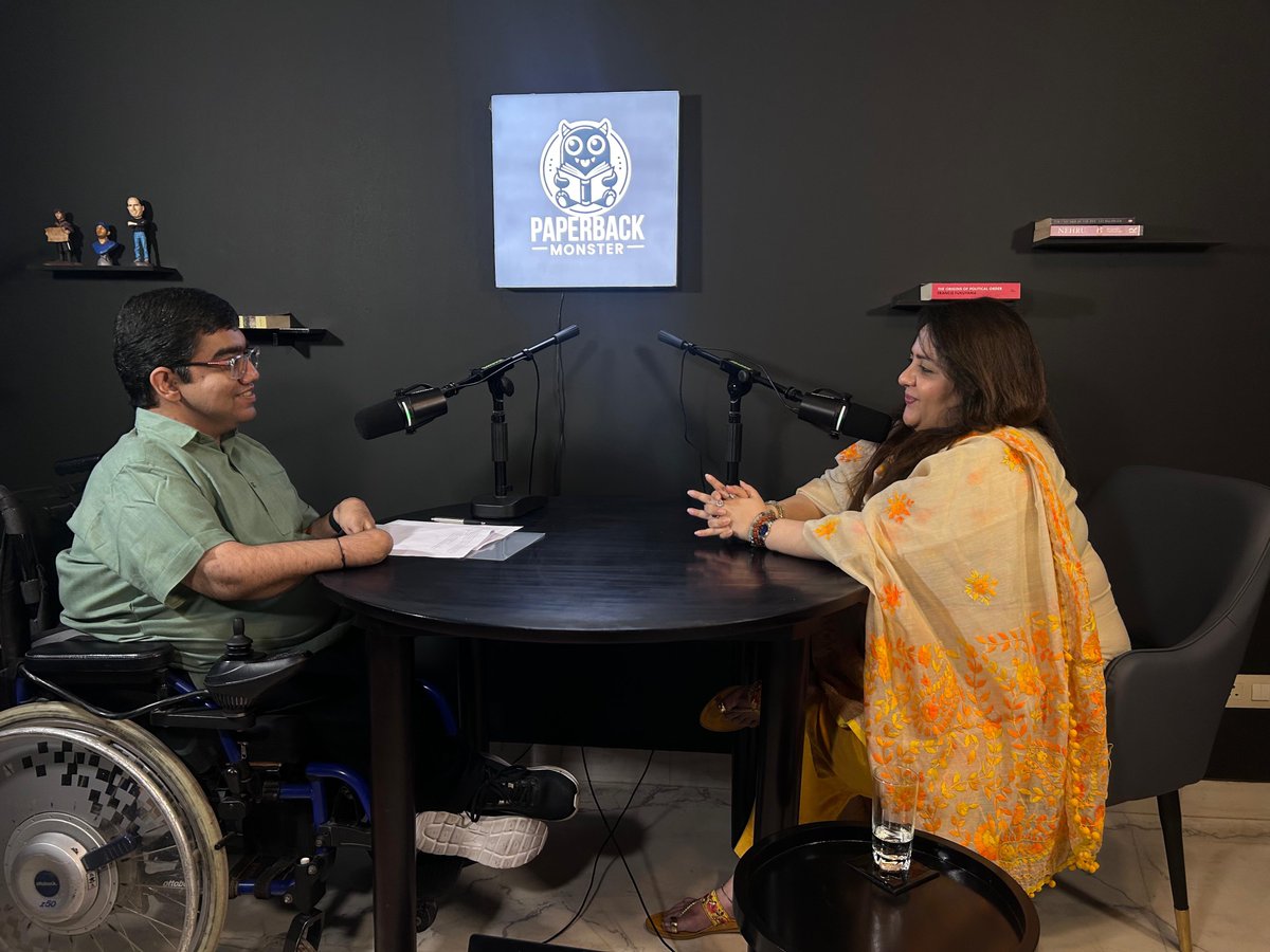 Radhika_Khera's tweet image. कुछ बातें किताबों में नहीं मिलतीं, उन्हें जीना पड़ता है। और कुछ बातें… इन तस्वीरों में छिपी हैं 📸
When words flow, time disappears. These pictures caught a few seconds of it.
Across from @nipunmalhotra I wasn’t just answering questions… I was dodging landmines 🎙️