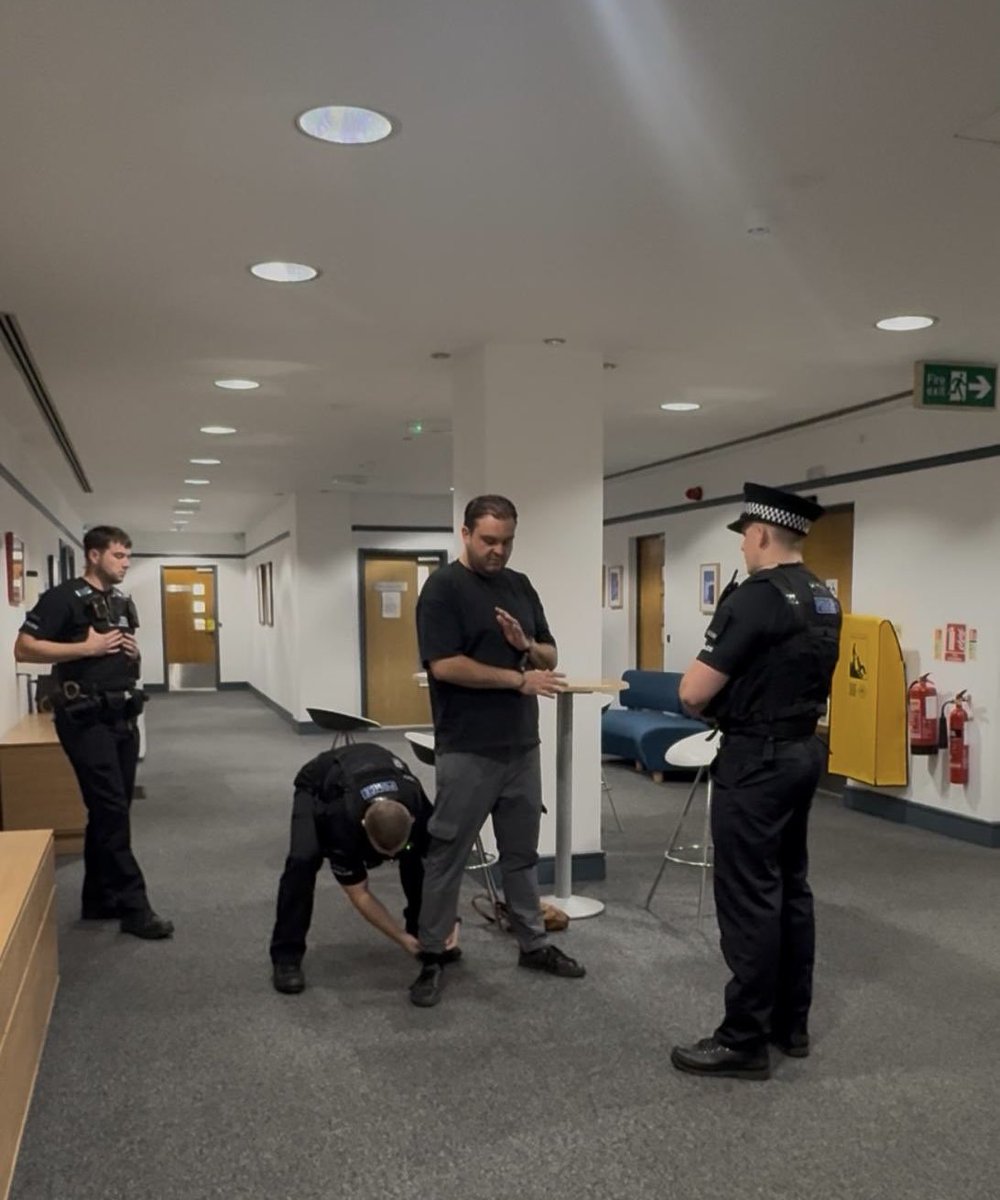 PSA, getting elected doesn’t mean you can abuse council staff 🚓 🚓 🚓

<a href="/ReformUKSam/">Cllr Sam Journet</a> was arrested on suspicion of harassment and stalking of council officers in Basildon this morning.