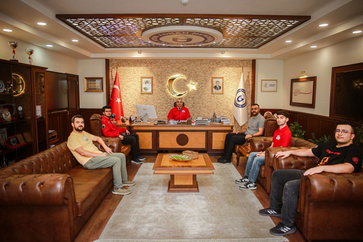menderesedutr's tweet photo. Rektörümüz, DEPHRO Roket Takımı’nı Makamında Ağırladı 

Üniversitemiz DEPHRO Roket Takımı, 2025 Teknofest Orta İrtifa Roket Yarışması finallerinde gerçekleştirdiği başarılı atışla üstün bir başarı elde ederek Aydın Adnan Menderes Üniversitesinin roketçilik alanındaki ilk büyük başarısına imza attı. 

Haberin ayrıntıları: https://t.co/OIHU45KMKG