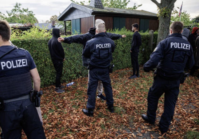 🇩🇪 #ÚltimaHora Escándalo en Alemania.

Un policía de Bonn denuncia que las estadísticas de criminalidad se manipulan para ocultar que la inmensa mayoría de delitos son cometidos por inmigrantes.

«Mis superiores me ordenaban que los registrara como 𝑎𝑙𝑒𝑚𝑎𝑛𝑒𝑠».