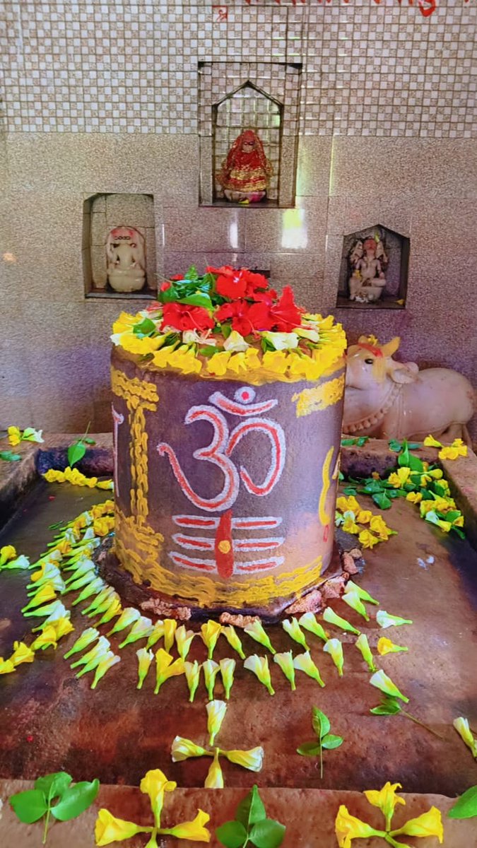 परम प्रेम इतना सरल नही 
जो शब्दों में बयां हो जाये...

प्रेम की सिद्धि तब है,
जब परमात्मा को तुमसे प्रेम हो जाये...

🙏जय बाबा बाणेश्वर महादेव 🙏

       🙏हर हर महादेव 🙏