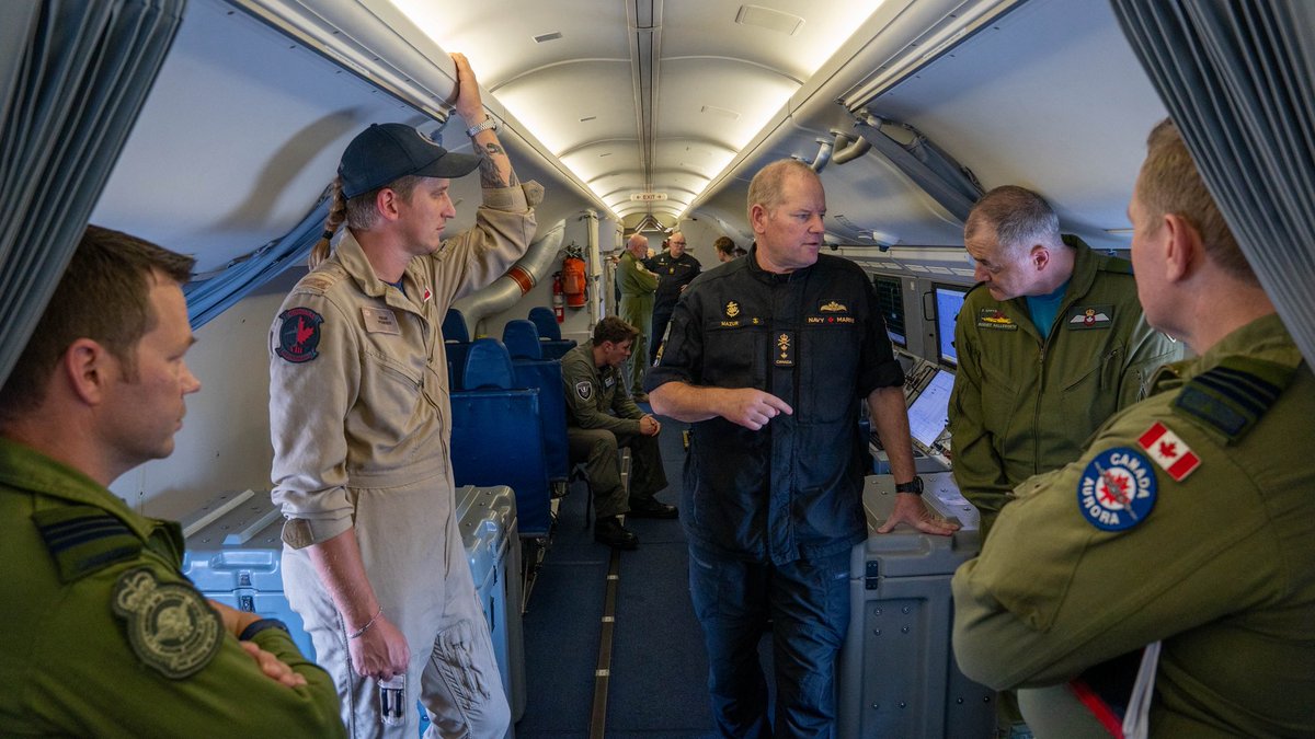 US2ndFleet's tweet photo. RCN Rear Adm. David E. Mazur, vice commander, U.S. 2nd Fleet, welcomes members from the Canadian Armed Forces to Naval Station Norfolk in preparation for the Theater Undersea Warfare Symposium aboard a P-8A Poseidon aircraft assigned to VP-30.
#UnderseaWarfare #Ready2Fight https://t.co/aD4QqYzQwp