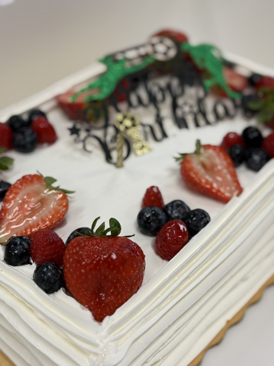 GusCamara's tweet image. Guszillas RSMs caught me by surprise in the middle of a store meeting to wish me Happy Birthday 🤩🎂 #lifeAtAtt