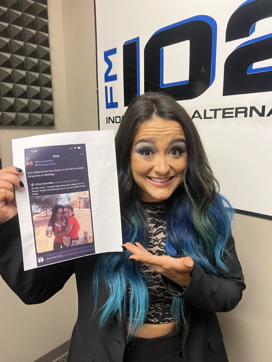Lyra Valkyria is really holding a printout that has a tweet she made in 2014 about AJ Lee and a young fan who grew up to be Roxanne Perez

😭

(📸: <a href="/FM1021/">FM 102/1</a>)