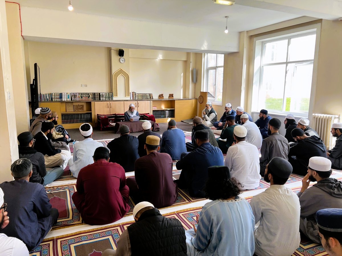 By the grace of Allah Almighty, the new academic year 2025–26 has commenced. On 01/09/25, <a href="/ShaykhPirzada/">M I H Pirzada</a> inaugurated the 41st year of teaching by delivering the opening lessons in Arabic Grammar to the new cohort of male and female students.

More: facebook.com/JamiaAlKaram/p…