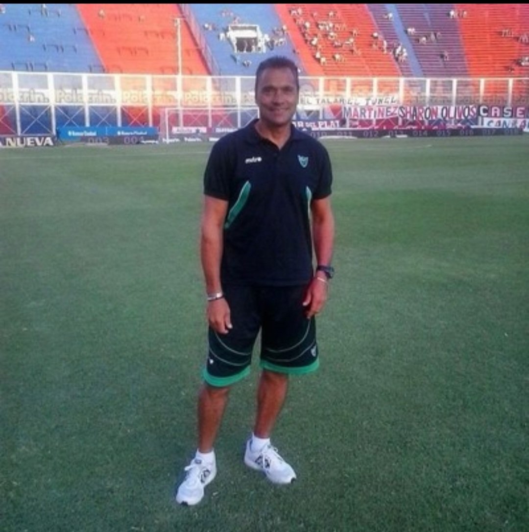 Mono Navarro Montoya (@navarromontoya) on Twitter photo Falleció Carlitos Silva, un tipo querido por quienes tuvimos la fortuna de conocerlo, compartimos momentos hermosos en <a href="/BocaJrsOficial/">Boca Juniors</a> y cada vez que el fútbol nos volvía a reunir.
Un abrazo para su familia y amigos. Falleció Carlitos Silva, un tipo querido por quienes tuvimos la fortuna de conocerlo, compartimos momentos hermosos en <a href="/BocaJrsOficial/">Boca Juniors</a> y cada vez que el fútbol nos volvía a reunir.
Un abrazo para su familia y amigos.