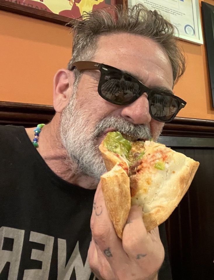 Where can i find a man sending me selfies like this?? #jeffreydeanmorgan