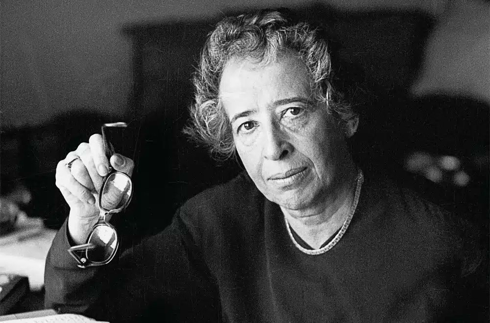 pensador's tweet image. “Vivemos tempos sombrios, onde as piores pessoas perderam o medo e as melhores perderam a esperança.”

— Hannah Arendt