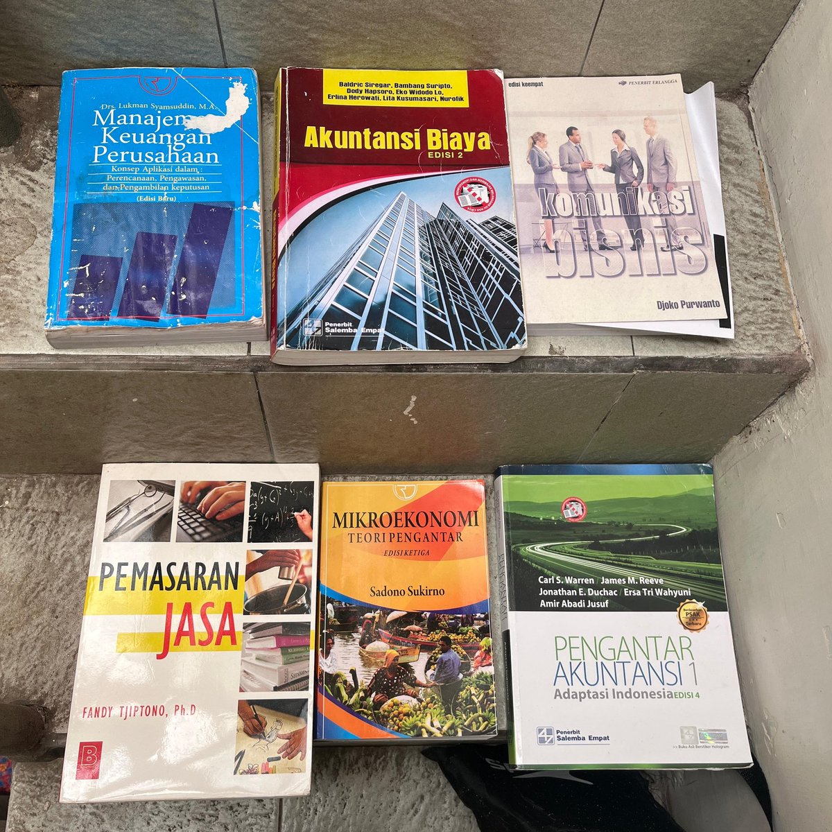 earlgreyt4's tweet photo. hi aku mau preloved buku aku guys😍 yang minat bisa reply or dm yaa!! harga dijamin terjangkau 🥰🥰🥰 #wtsbuku #ub #malang https://t.co/f6HnPRQk6C