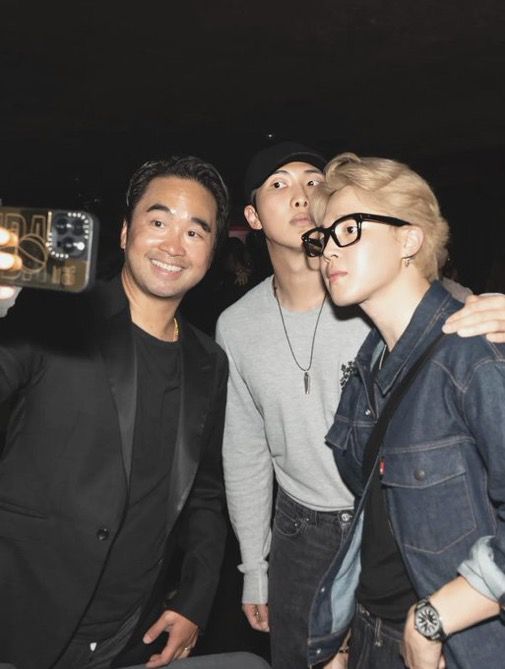 Arkadaşlar bakın Namjoon öyle bir herif ki adam sadece poz veriyor ama ben pata küte düşüyorum yaptığı kombine kolyesine ağlıyorum ben resmen aşık olmuşum onsuz yapamıyorum😭 yemin ederim çok seviyorum ya