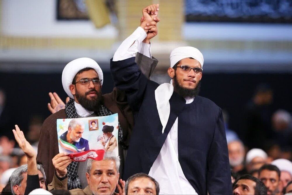 وقتی دست‌های شیعه و سنی در یک قاب بالا می‌روند،  
یعنی این #اتحاد_مقدس مرز نمی‌شناسد.  
و این تصویر، ترجمه‌ی زنده‌ی آیه‌ی «واعتصموا بحبل الله» است که #ندای_وحدت سر می دهد.