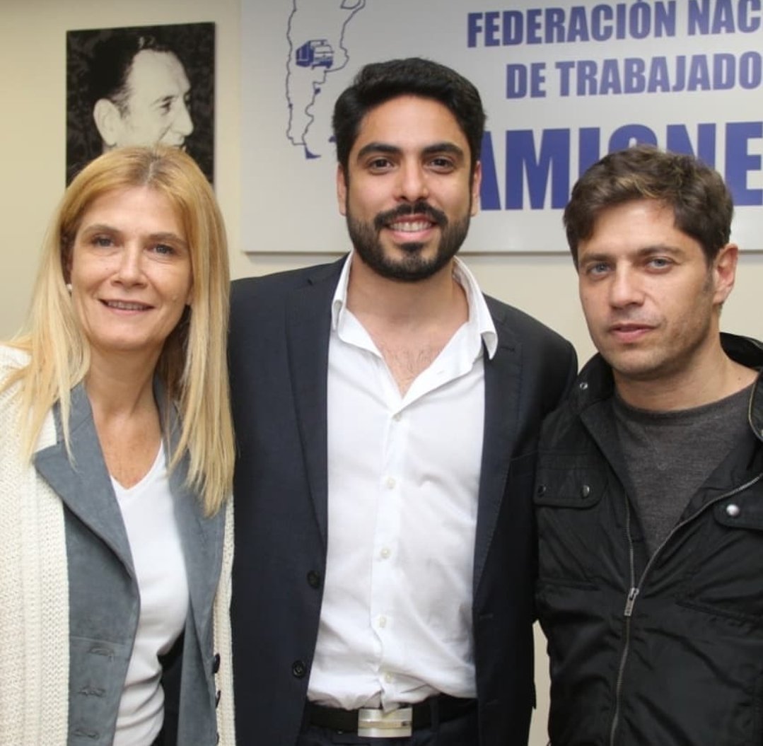 hugoamoyano's tweet photo. Es un orgullo ser parte del pueblo bonaerense que le puso un freno a la crueldad del Gobierno de Milei. A través de las urnas se dijo basta de castigar a los jubilados, de abandonar a las personas con discapacidad, de destruir el trabajo y la industria, basta de utilizar el odio como método, y de gobernar para unos pocos, pretendiendo instalar el egoísmo y el individualismo en nuestro pueblo. 

La firme decisión de desdoblar las elecciones provinciales ratifican la capacidad de conducción del Gobernador Axel Kicillof, eso no lo olvidamos! Como tampoco el gran esfuerzo, que con generosidad y sin mezquindades permitió alcanzar la unidad. 

El gobernador se puso la campaña al hombro en cada rincón de la provincia, junto al movimiento obrero, los intendentes, las organizaciones sociales, y toda la militancia. Así, el peronismo le puso un límite a los ataques que recibe nuestro pueblo, y con ello se envió un mensaje esperanzador que retumba en toda nuestra Patria. Sigamos luchando por nuestro futuro. 🇦🇷🇦🇷🇦🇷
@Kicillofok
@magariovero