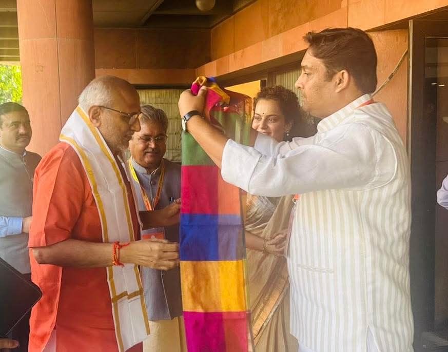 Rahul Singh Lodhi (@rahulsinghdmo) on Twitter photo आज सांयकाल नई दिल्ली संसद भवन के जीएमसी बालयोगी सभागार में आयोजित NDA की सर्वदलीय बैठक में उपराष्ट्रपति चुनाव के लिए एनडीए के माननीय उम्मीदवार श्री <a href="/CPRGuv/">CP Radhakrishnan</a> जी का स्वागत किया। आज सांयकाल नई दिल्ली संसद भवन के जीएमसी बालयोगी सभागार में आयोजित NDA की सर्वदलीय बैठक में उपराष्ट्रपति चुनाव के लिए एनडीए के माननीय उम्मीदवार श्री <a href="/CPRGuv/">CP Radhakrishnan</a> जी का स्वागत किया।