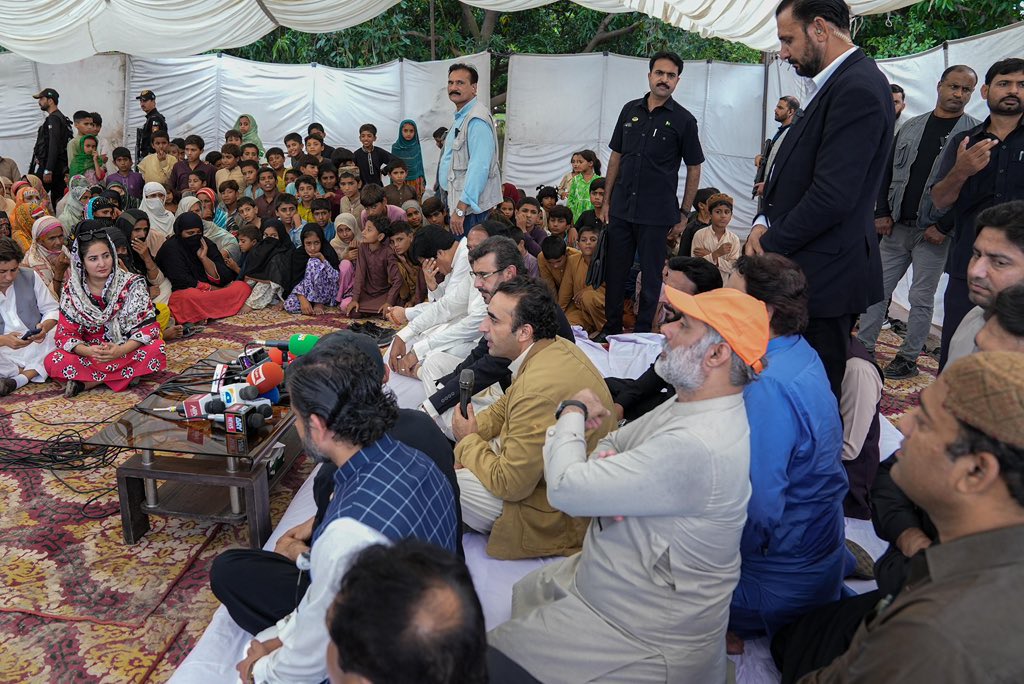 چیئرمین پاکستان پیپلز پارٹی بلاول بھٹو زرداری سیلاب سے متاثرہ علاقوں کے دورے کے موقع پر ملتان میں متاثرین سے بات کررہے ہیں۔
<a href="/BBhuttoZardari/">BilawalBhuttoZardari</a>