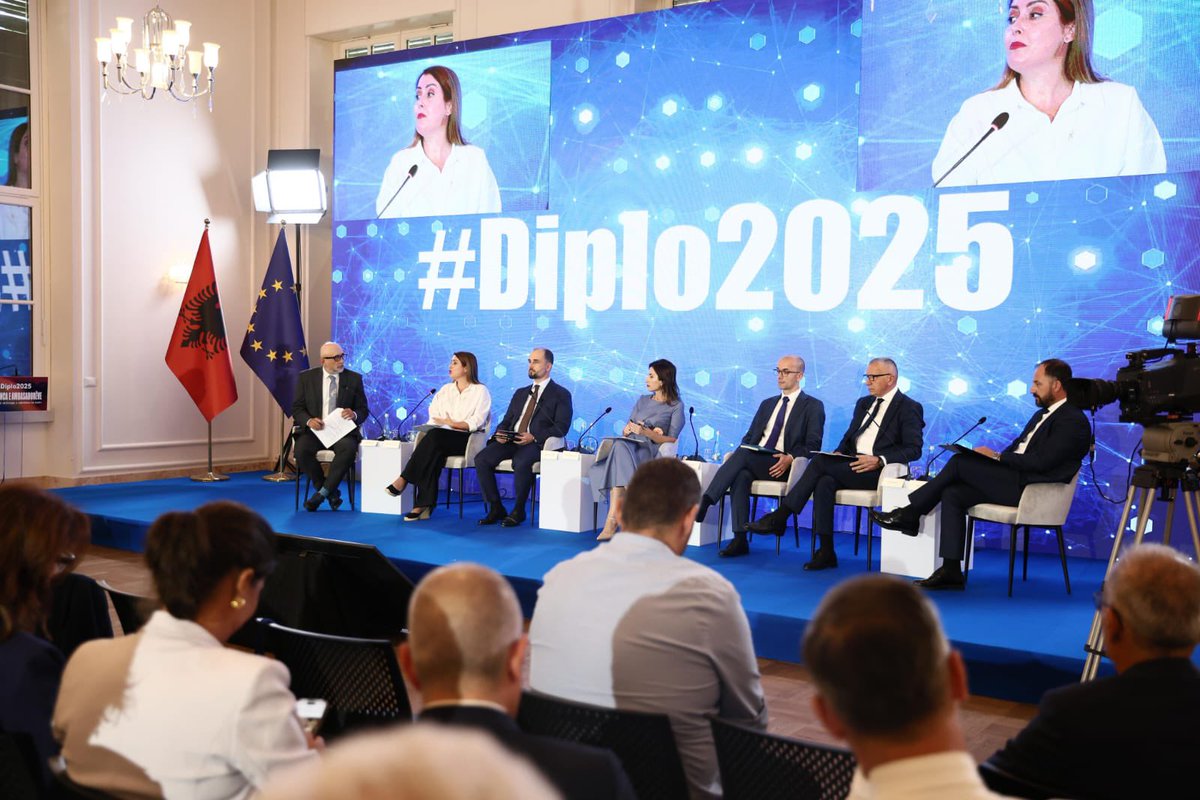 AlbanianDiplo's tweet photo. Në Panelin e 2-të të #DIPLO2025 🇦🇱🇪🇺gjatë ditës së parë, u theksua rolin i shqiptarëve në Ballkanin Perëndimor si kontribues aktivë për paqen, bashkëpunimin rajonal dhe projektin evropian. 

Shqiptarët shërbejnë si urë lidhëse midis komuniteteve dhe si forcë për vlerat demokratike, zhvillimin ekonomik dhe kohezionin social.