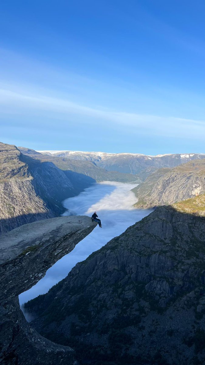 KatySnchez's tweet photo. La famosa formación rocosa de Trolltunga. Creí que esto era cosa de postales. Pero no es mi nieta sentada en el fin del mundo. #Noruega  #hacerfotos #postal #Trolltunga https://t.co/7aAi7w4UJz