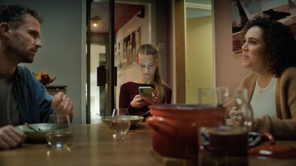 🤳 Steeds meer kinderen hebben al jong een smartphone. Dat is leuk én leerzaam, maar er zijn ook risico’s. Met de campagne Blijf in Beeld helpen we ouders afspraken te maken over smartphonegebruik. Voor tips en een afsprakenkaart 👉 jouwkindonline.nl